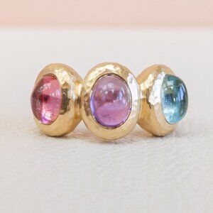 Vendorafa 18k Hammered Gold Cabochon Trio Ring – Tourmaline · Amethyst · Topaz